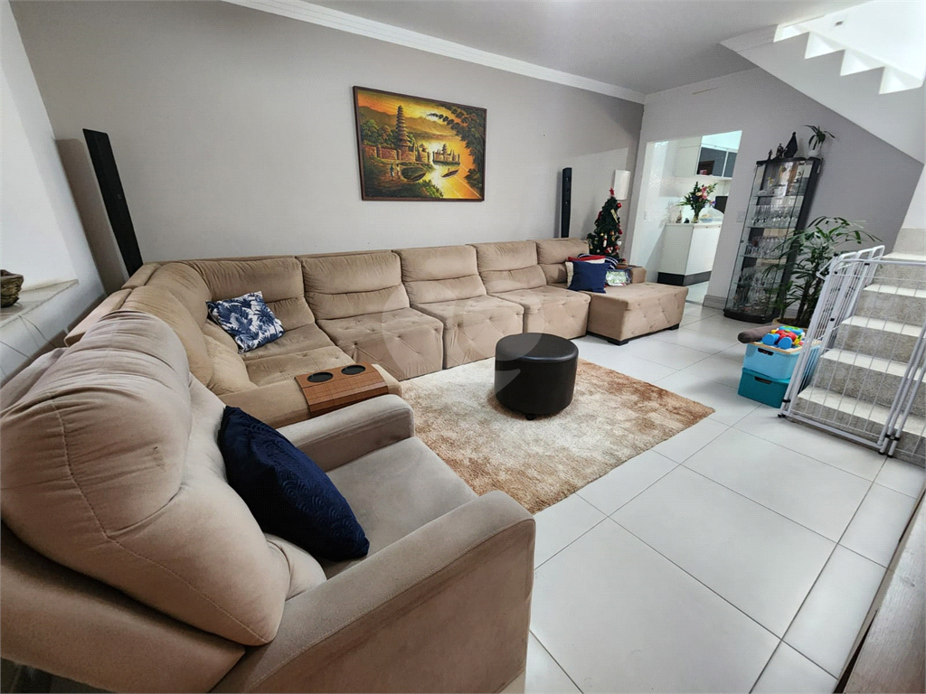 Sobrado a Venda de 3 suítes e 2 vagas de garagem no bairro Vila Constança