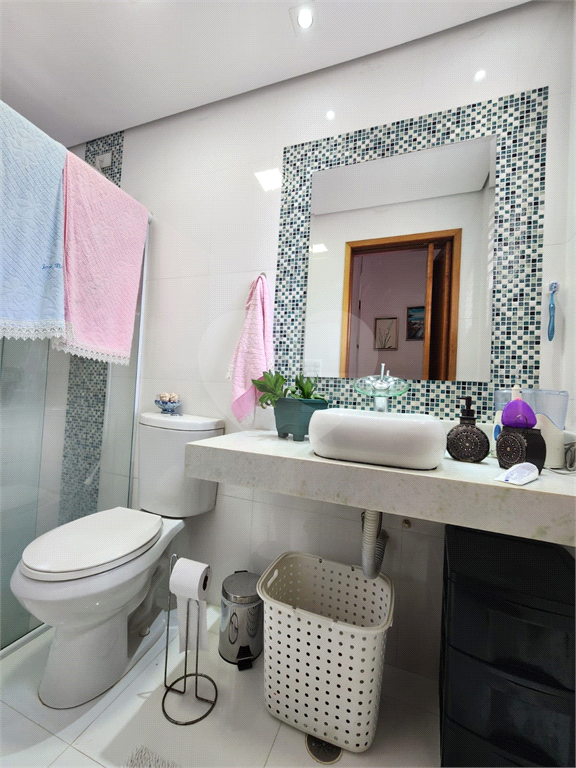 Sobrado a Venda de 3 suítes e 2 vagas de garagem no bairro Vila Constança