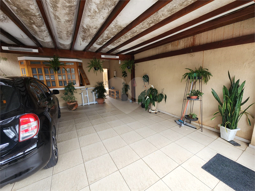 Sobrado a Venda de 3 suítes e 2 vagas de garagem no bairro Vila Constança