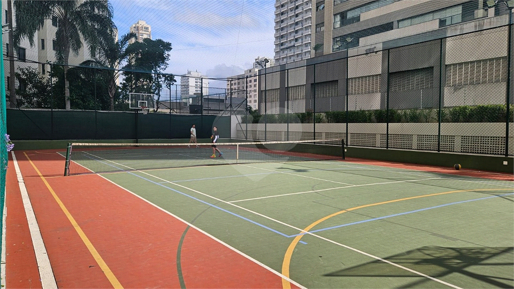 Condomínio com Quadra de Tênia e lazer completo !