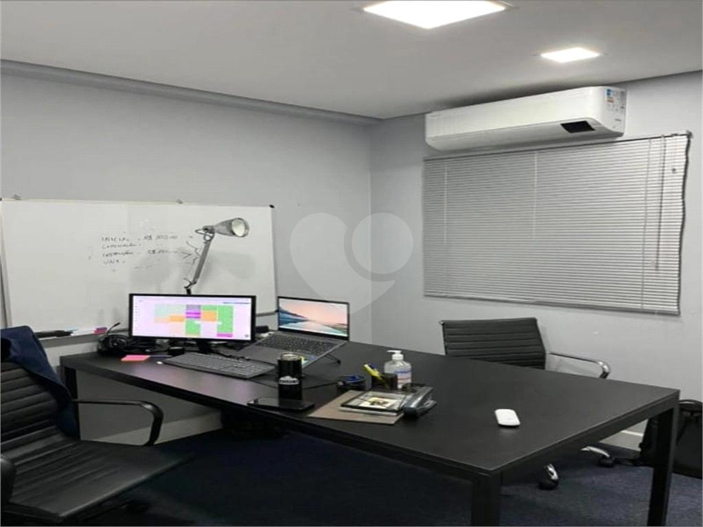 Sala Comercial 100m²  à Venda ou Locação– Ao Lado do Metrô São Bento | Centro de SP