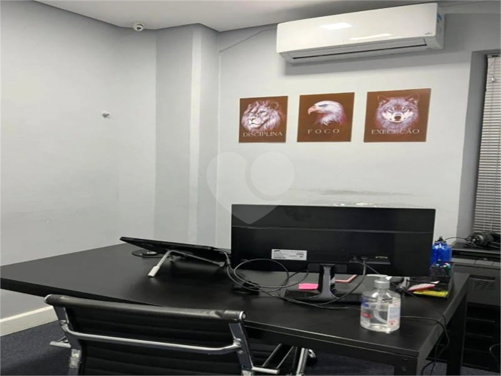 Sala Comercial 100m²  à Venda ou Locação– Ao Lado do Metrô São Bento | Centro de SP