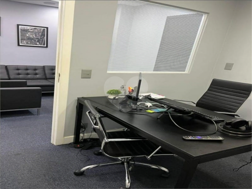 Sala Comercial 100m²  à Venda ou Locação– Ao Lado do Metrô São Bento | Centro de SP