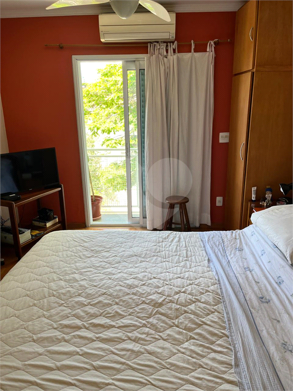 Casa de vila com 215m² em Rua fechada 3 quartos, sendo 1 suíte, 3 vagas, churrasqueira e quintal Vila Madalena
