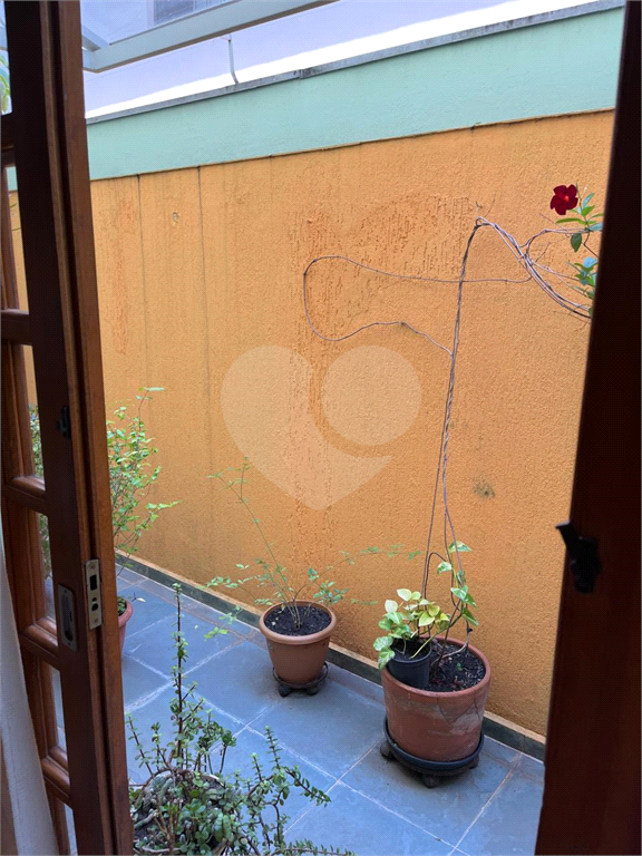 Casa de vila com 215m² em Rua fechada 3 quartos, sendo 1 suíte, 3 vagas, churrasqueira e quintal Vila Madalena