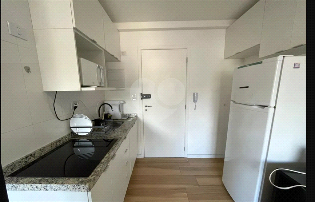 Este encantador studio mobiliado, com 25 metros quadrados, é uma excelente opção para quem busca conforto e praticidades. 