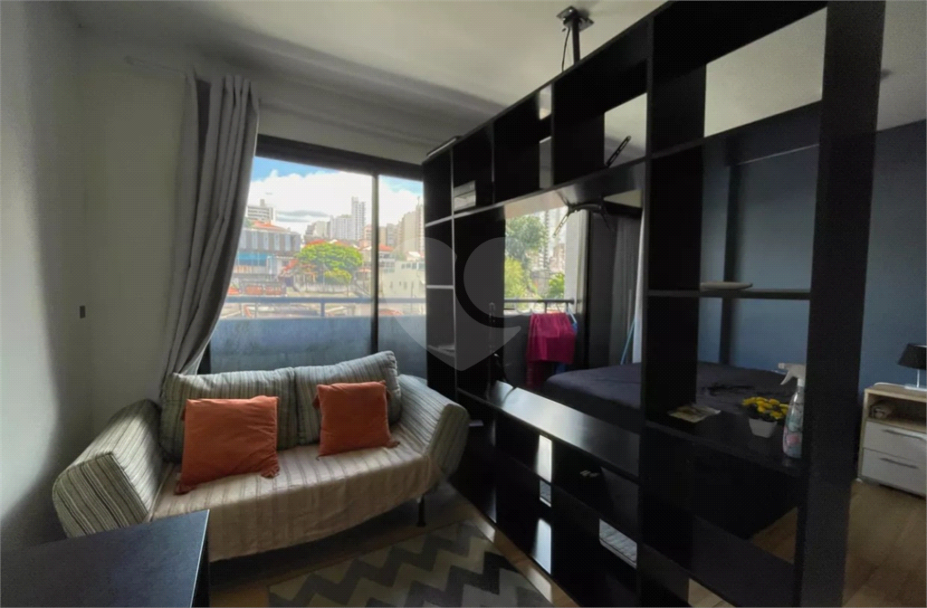 Este encantador studio mobiliado, com 25 metros quadrados, é uma excelente opção para quem busca conforto e praticidades. 