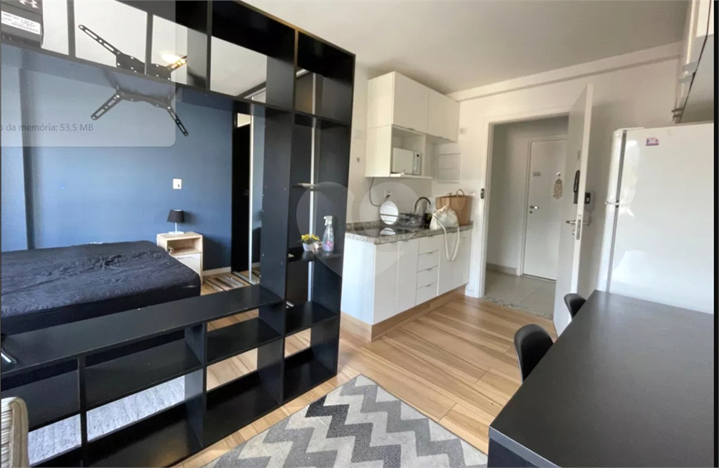 Este encantador studio mobiliado, com 25 metros quadrados, é uma excelente opção para quem busca conforto e praticidades. 