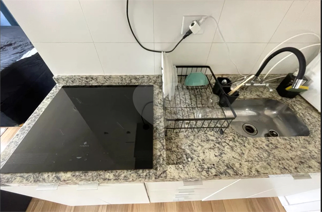 Este encantador studio mobiliado, com 25 metros quadrados, é uma excelente opção para quem busca conforto e praticidades. 