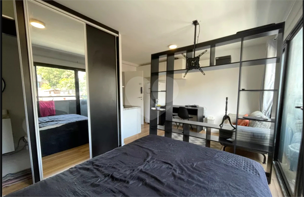 Este encantador studio mobiliado, com 25 metros quadrados, é uma excelente opção para quem busca conforto e praticidades. 