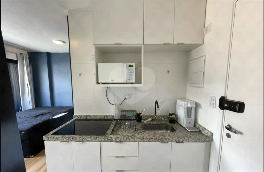 Este encantador studio mobiliado, com 25 metros quadrados, é uma excelente opção para quem busca conforto e praticidades. 