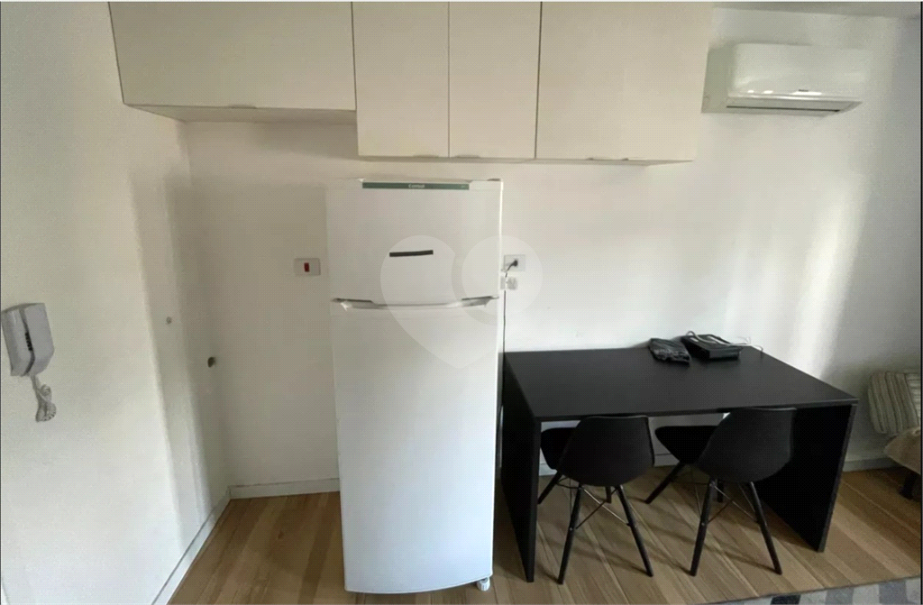 Este encantador studio mobiliado, com 25 metros quadrados, é uma excelente opção para quem busca conforto e praticidades. 