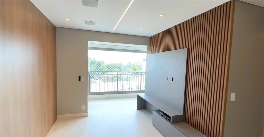 Apto grande , novo e com ar condicionado