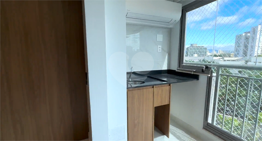 Apto grande , novo e com ar condicionado