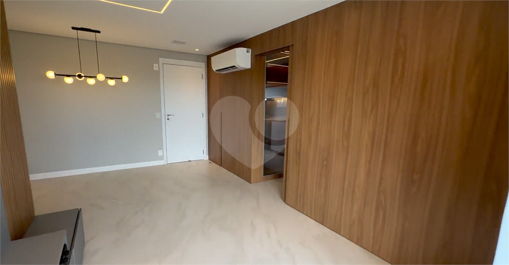 Apto grande , novo e com ar condicionado