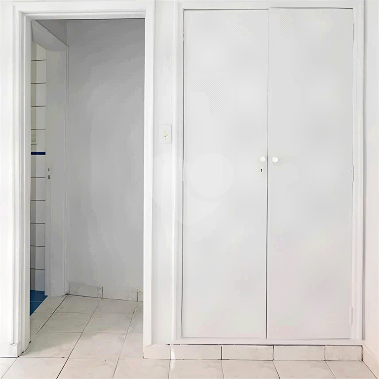 Kitnet na Bela Vista com 45m², banheiro grande, cozinha e área de serviço.