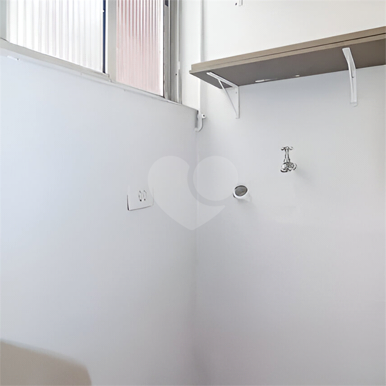 Kitnet na Bela Vista com 45m², banheiro grande, cozinha e área de serviço.