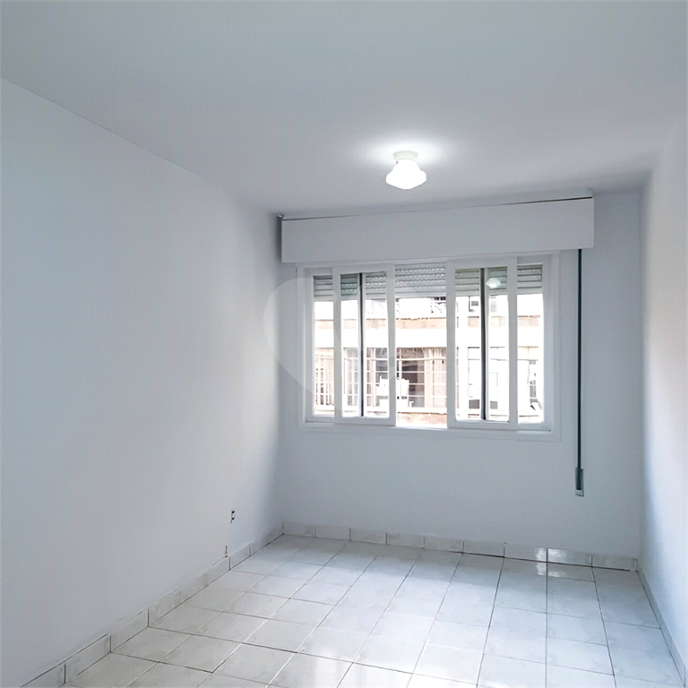 Kitnet na Bela Vista com 45m², banheiro grande, cozinha e área de serviço.