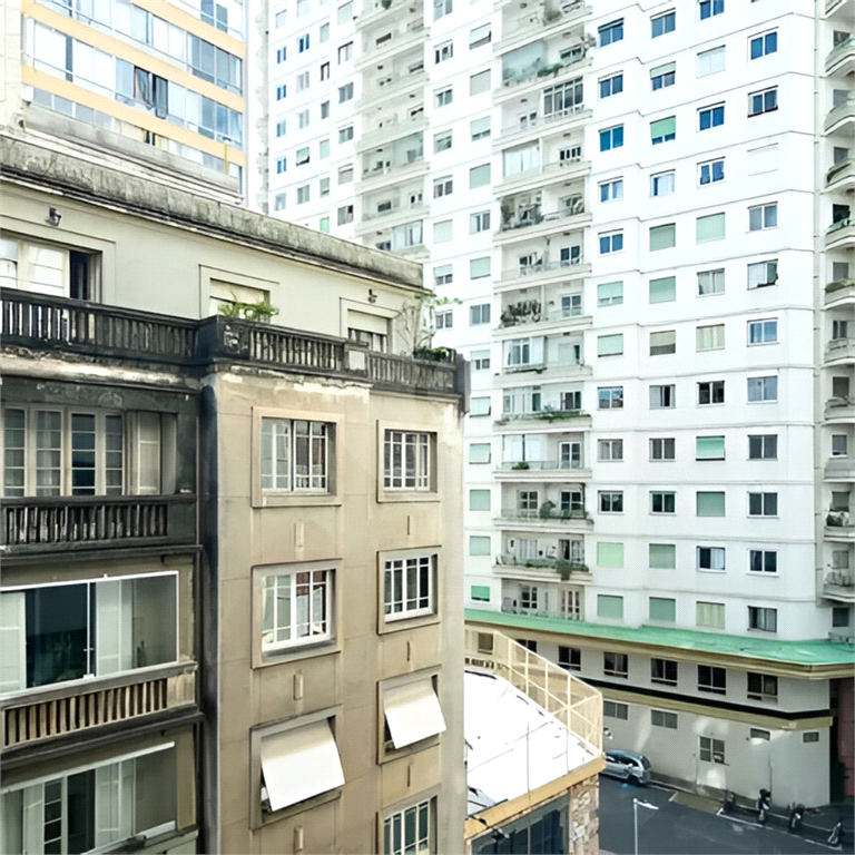 Kitnet na Bela Vista com 45m², banheiro grande, cozinha e área de serviço.