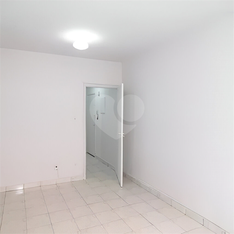 Kitnet na Bela Vista com 45m², banheiro grande, cozinha e área de serviço.