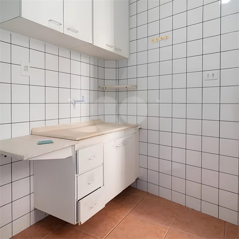 Kitnet na Bela Vista com 45m², banheiro grande, cozinha e área de serviço.