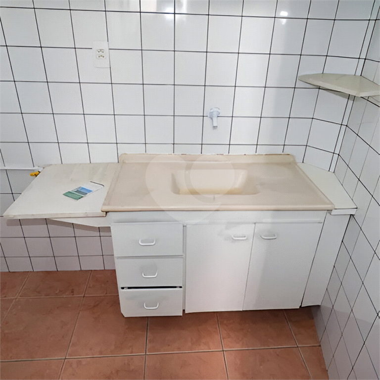 Kitnet na Bela Vista com 45m², banheiro grande, cozinha e área de serviço.