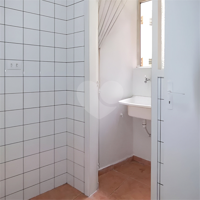 Kitnet na Bela Vista com 45m², banheiro grande, cozinha e área de serviço.