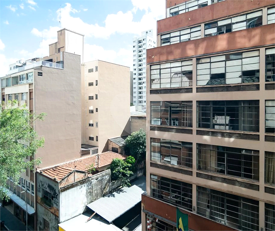 Kitnet na Bela Vista com 45m², banheiro grande, cozinha e área de serviço.