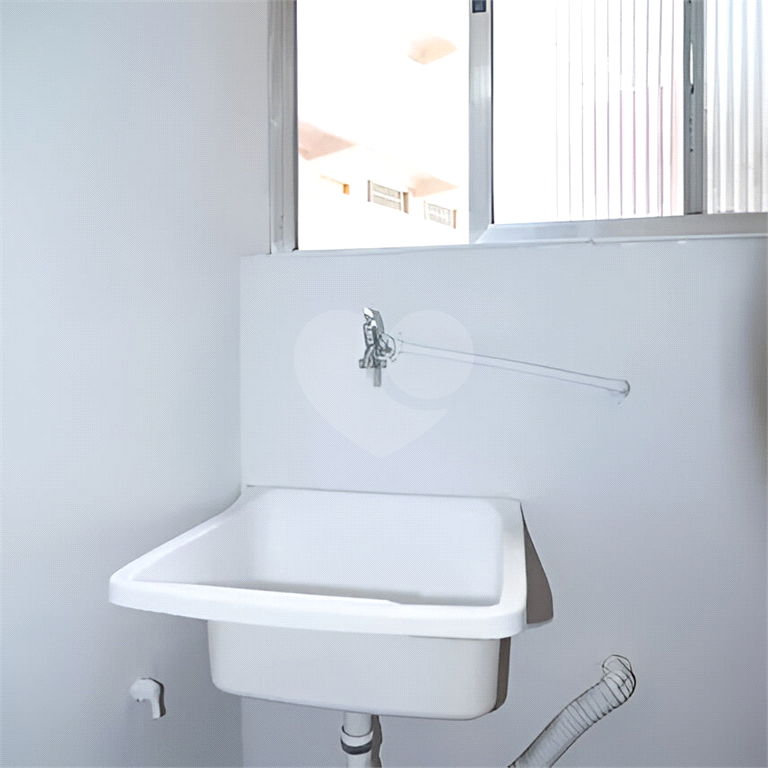 Kitnet na Bela Vista com 45m², banheiro grande, cozinha e área de serviço.