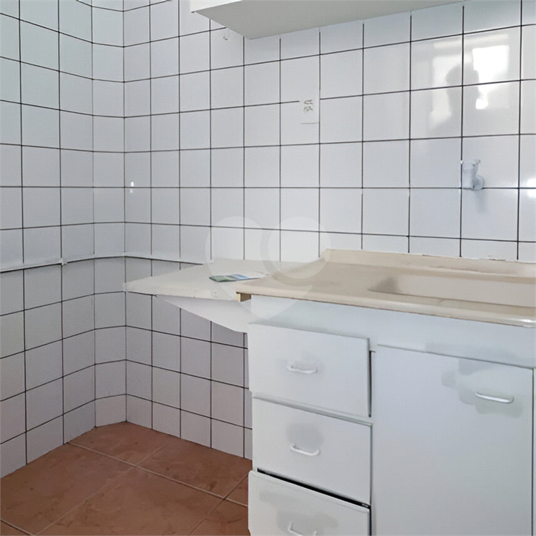 Kitnet na Bela Vista com 45m², banheiro grande, cozinha e área de serviço.