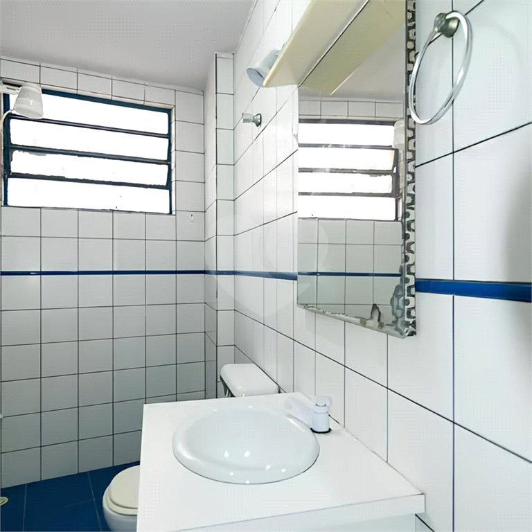 Kitnet na Bela Vista com 45m², banheiro grande, cozinha e área de serviço.