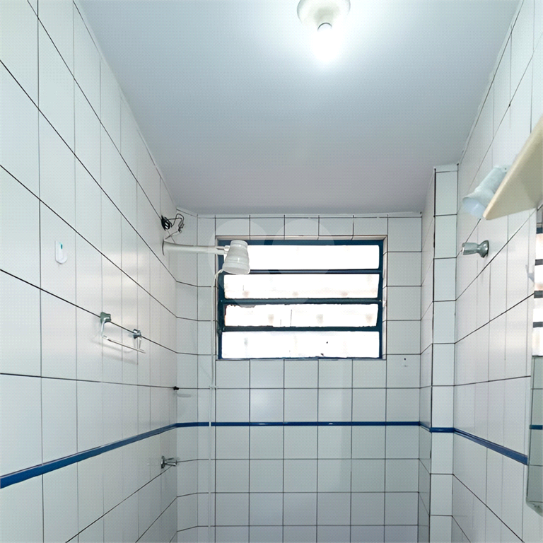 Kitnet na Bela Vista com 45m², banheiro grande, cozinha e área de serviço.