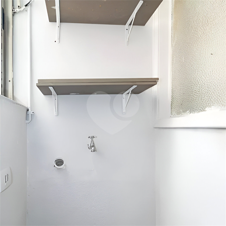 Kitnet na Bela Vista com 45m², banheiro grande, cozinha e área de serviço.