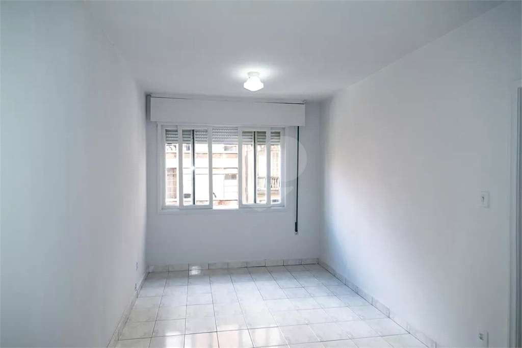 Kitnet na Bela Vista com 45m², banheiro grande, cozinha e área de serviço.