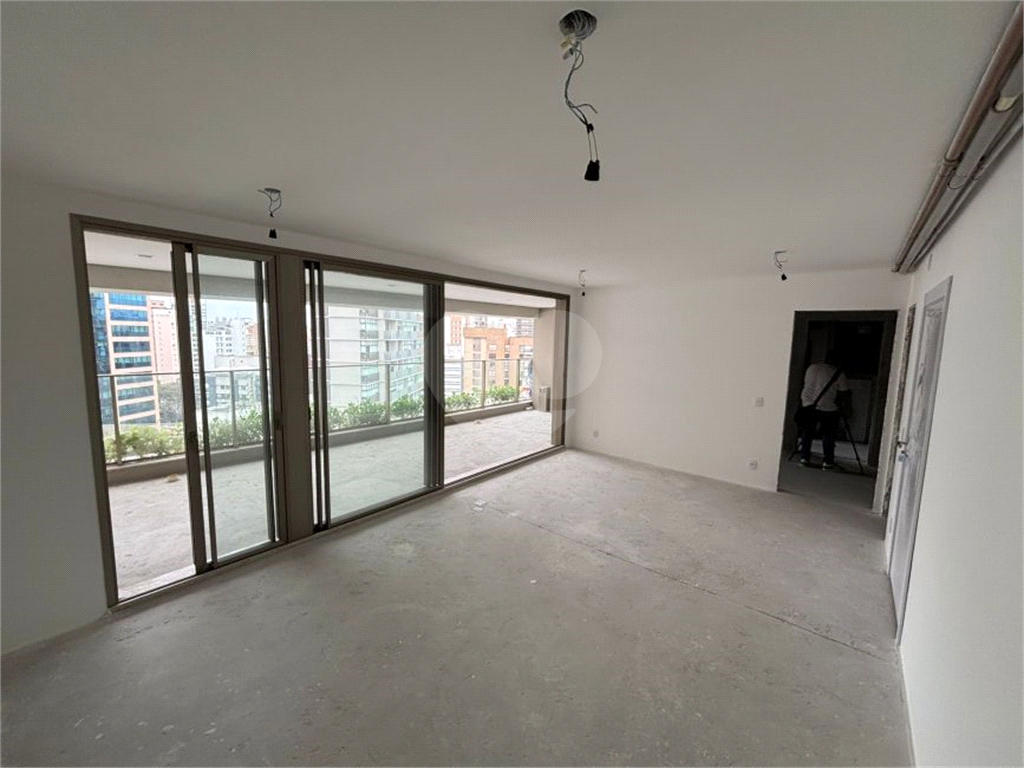 Apartamento a venda de 151m² com 3 dormitórios 3 suites 2 vagas em Moema 