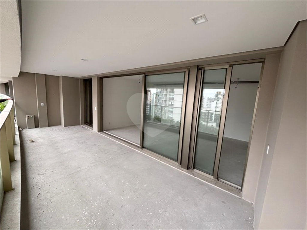 Apartamento a venda de 151m² com 3 dormitórios 3 suites 2 vagas em Moema 