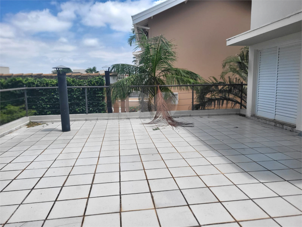 Casa com muito conforto e lazer em condomínio fechado 