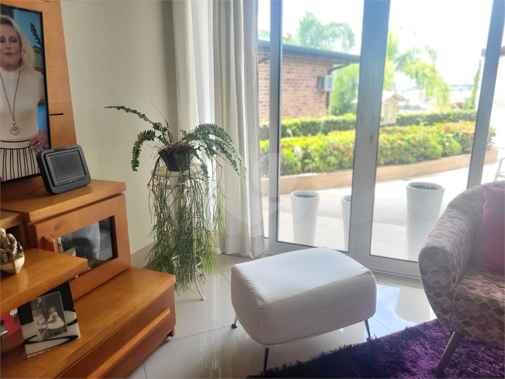 Casa com muito conforto e lazer em condomínio fechado 