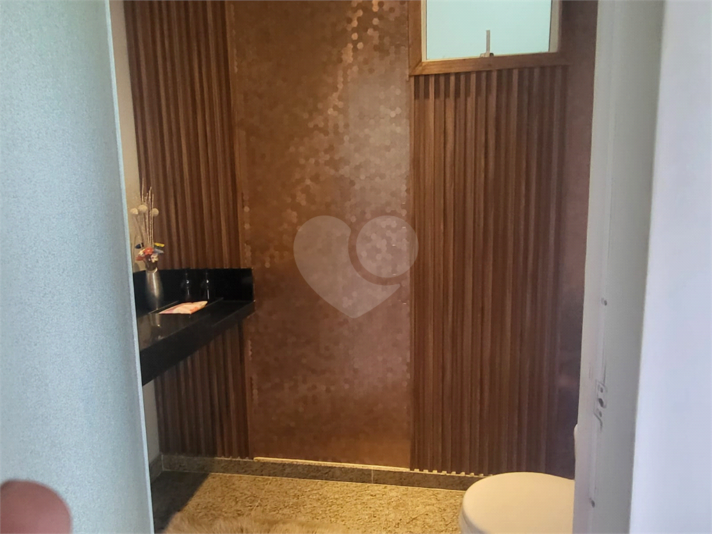 Casa com muito conforto e lazer em condomínio fechado 