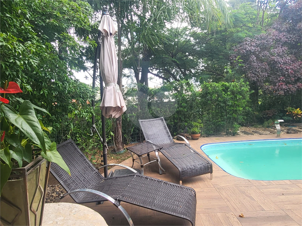 Casa com muito conforto e lazer em condomínio fechado 