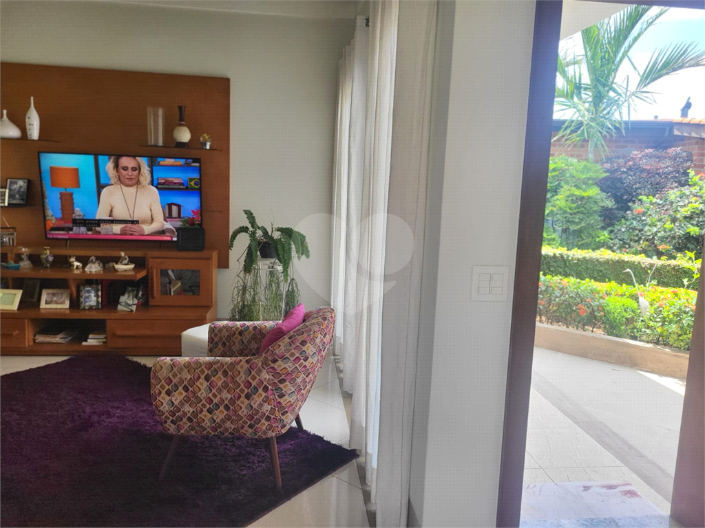 Casa com muito conforto e lazer em condomínio fechado 