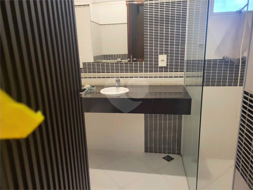 Casa com muito conforto e lazer em condomínio fechado 