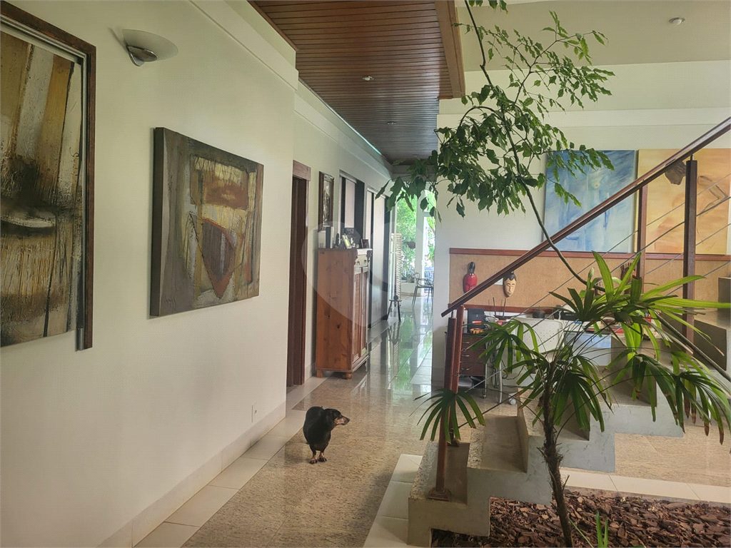 Casa com muito conforto e lazer em condomínio fechado 