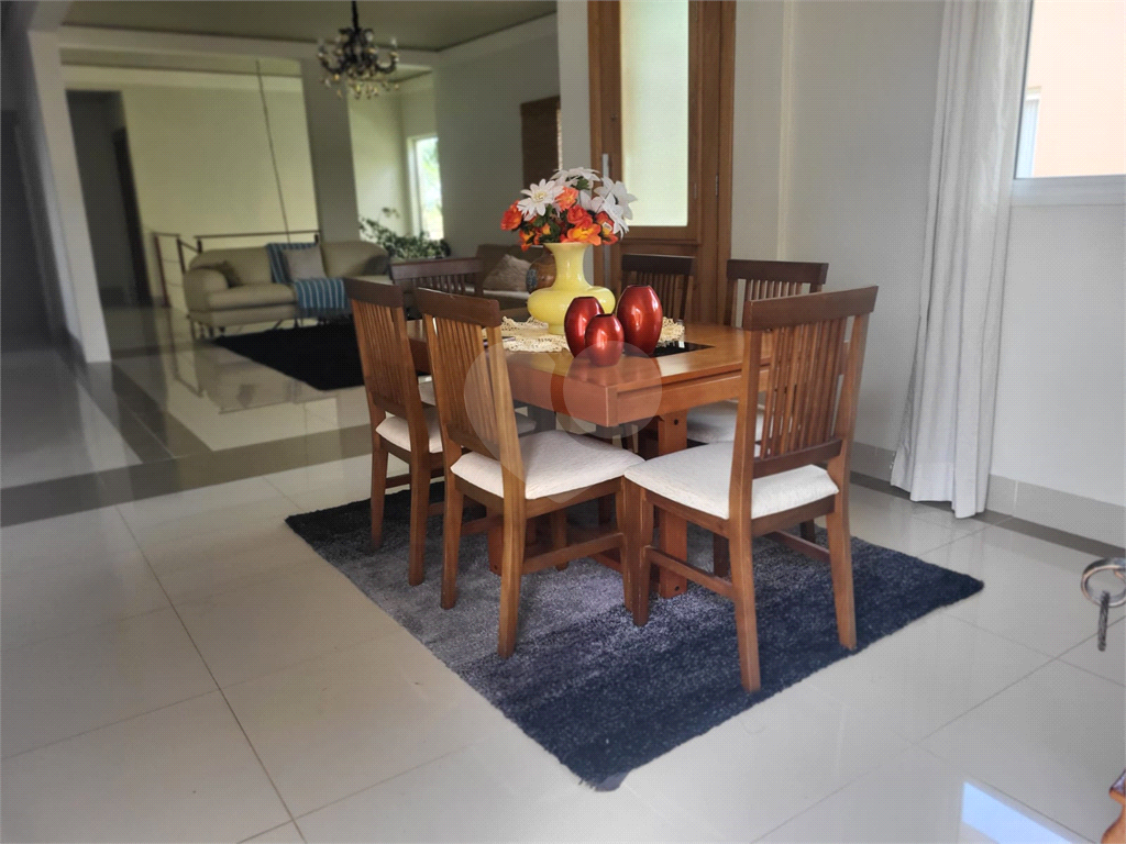 Casa com muito conforto e lazer em condomínio fechado 