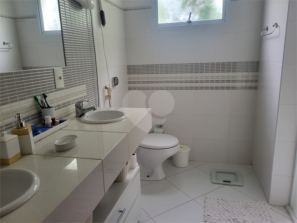 Casa com muito conforto e lazer em condomínio fechado 