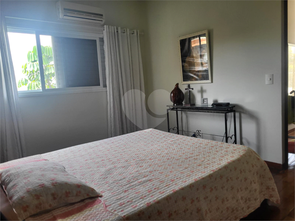 Casa com muito conforto e lazer em condomínio fechado 