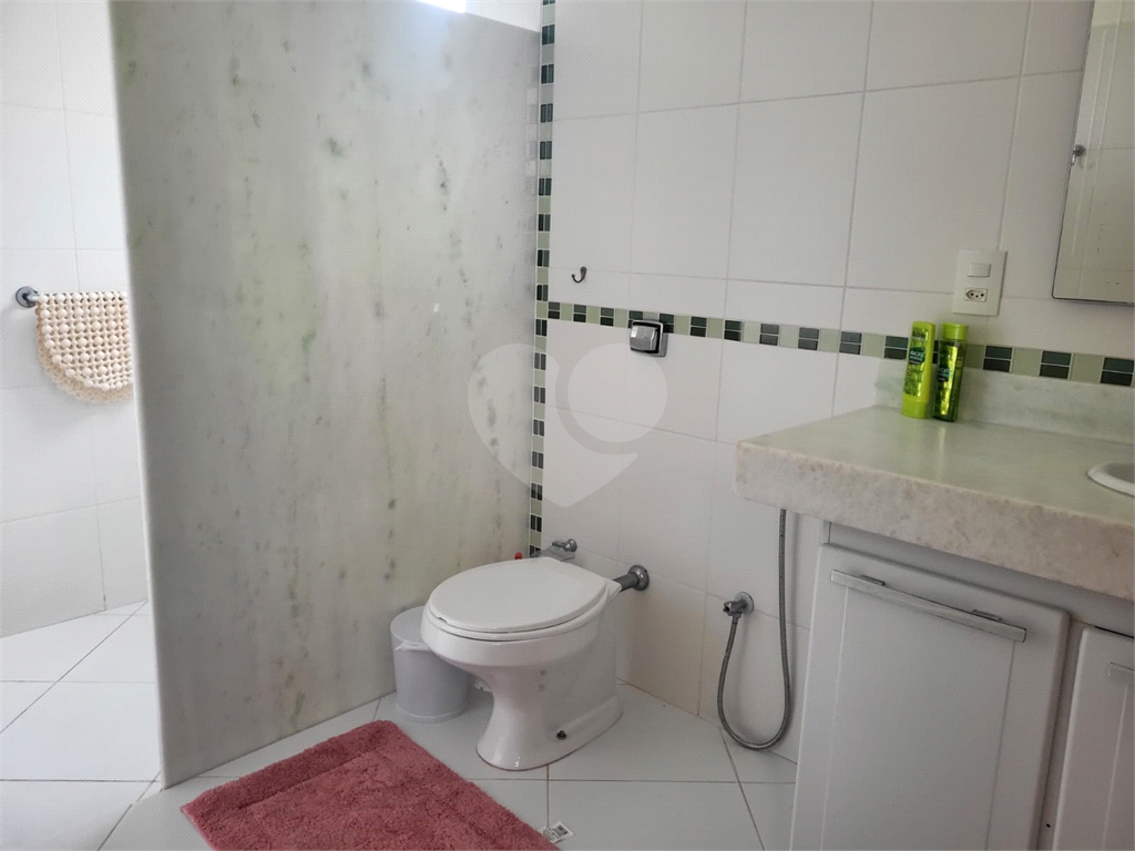 Casa com muito conforto e lazer em condomínio fechado 