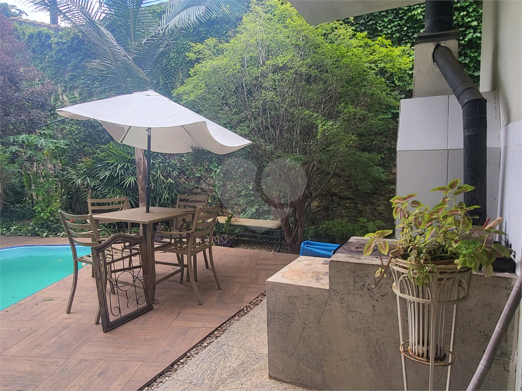 Casa com muito conforto e lazer em condomínio fechado 