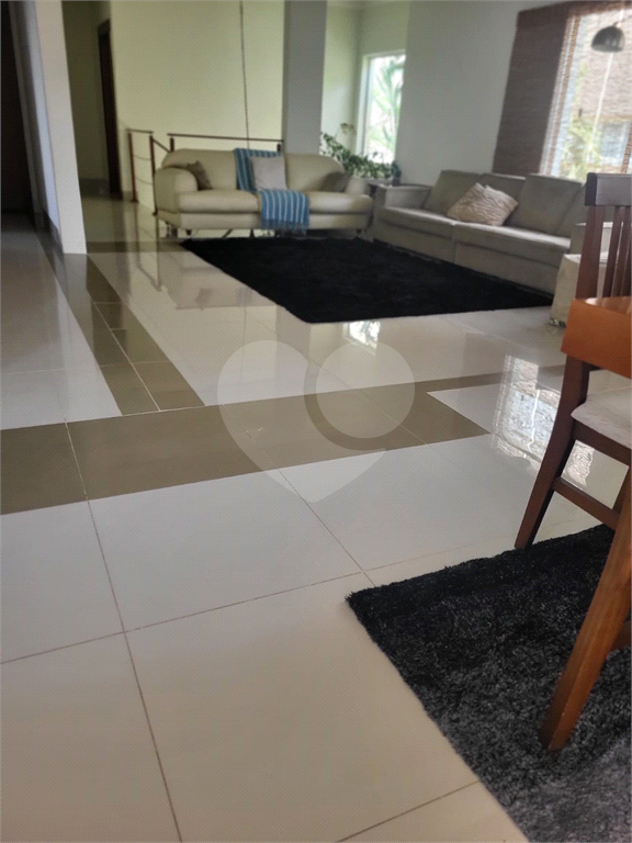 Casa com muito conforto e lazer em condomínio fechado 