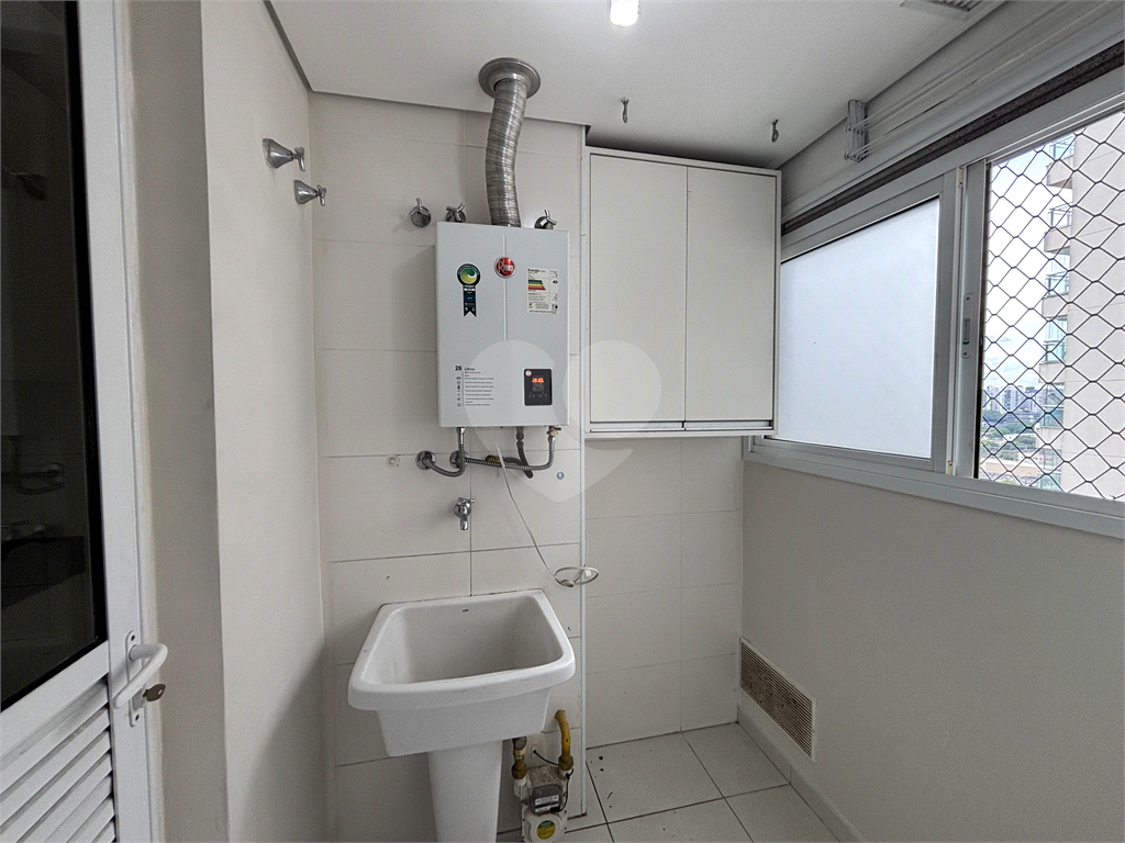 Apartamento com 3 dormitórios e 2 vagas na Barra Funda